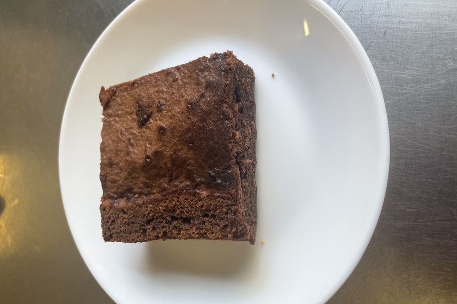 Une part de gâteau au chocolat
