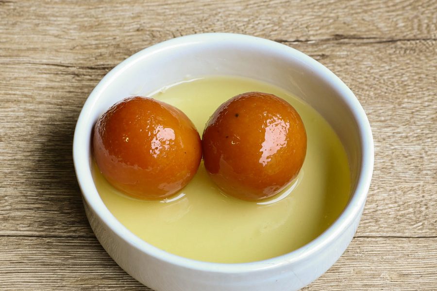 Deux gulab jamun dans leur sirop