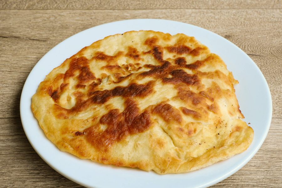 Naan au fromage, doré