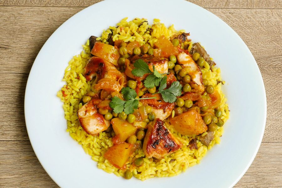 Poulet kurma aux petits pois sur riz safrané