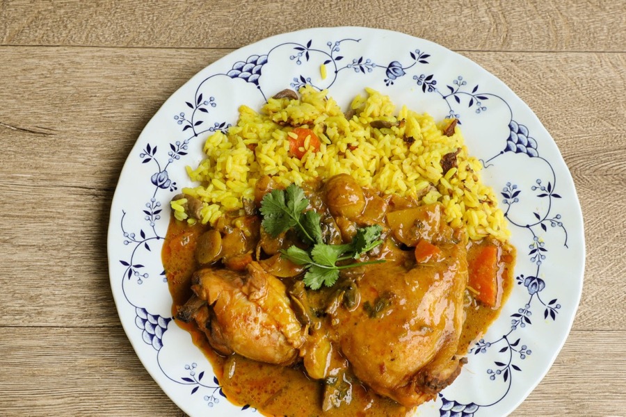 Poulet en sauce, avec du riz