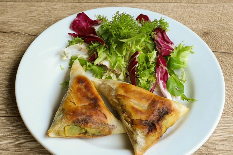 Deux samoussas et une salade verte