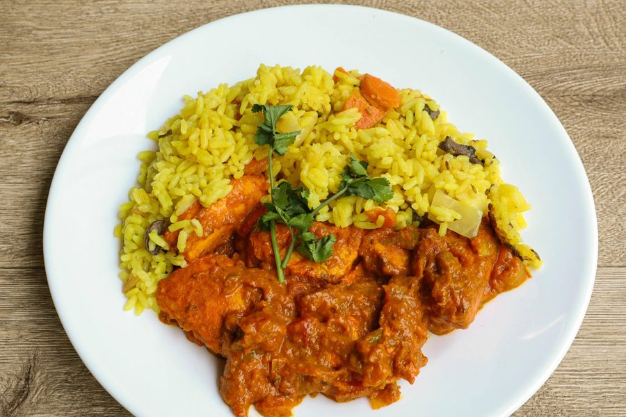 Tikka massala en sauce orangée, avec du riz