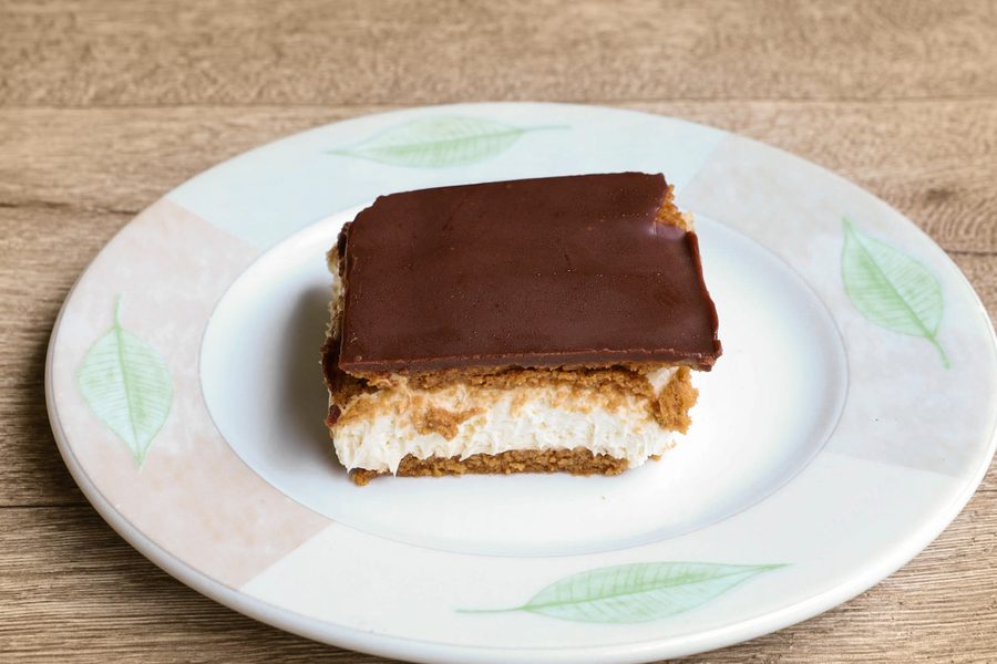 Une part de tiramisu nappée de chocolat