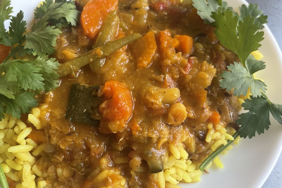 Plat végétarien aux lentilles, carottes, courgette et haricots verts sur du riz safrané